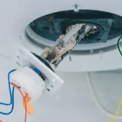 Détartrage chauffe eau : résistance entartrée et câblage apparent. Accumulation de calcaire sur la résistance.