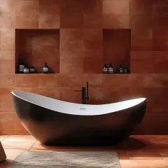 Élégante salle de bain tomette avec baignoire noire, lavabo en bois et grande fenêtre donnant sur la nature.