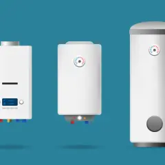 Trois chauffe-eau électriques blancs de tailles différentes sur fond bleu.