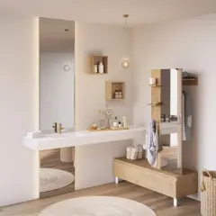 Une élégante salle de bain dans chambre, avec baignoire, lavabo, miroir et rangement en bois.