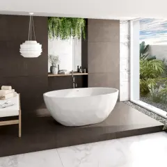 Baignoire îlot moderne dans une salle de bain feng shui, avec des plantes luxuriantes et une vue sur le ciel bleu.