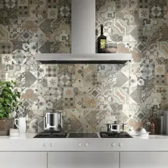 Une cuisine moderne avec un mur de crédence aux motifs vintage, une inspiration carrelage cuisine parfaite pour un style unique.