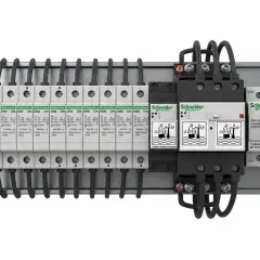Disjoncteur pour cumulus Schneider, avec plusieurs modules de protection et câblage organisé.