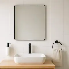 Salle de bain moderne avec lavabo rectangulaire, robinetterie noire et miroir au cadre fin. La hauteur du miroir salle de bain est idéale pour un usage quotidien.