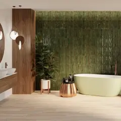 Salle de bain moderne avec mur texturé vert émeraude, parfait pour une inspiration salle de bain zellige. Bain autoportant, double vasque et bois chaleureux.
