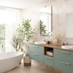 Élégante salle de bain verte et beige avec baignoire îlot, double vasque et plantes luxuriantes.