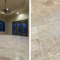 Un salon spacieux avec un sol en mélange travertin et parquet, des fenêtres cintrées et une porte vitrée double.