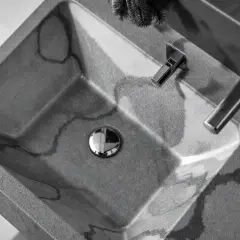 Lavabo évier moderne en béton gris veiné, avec robinetterie chromée. Un design épuré pour une salle de bain contemporaine.
