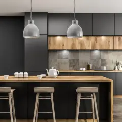 Cuisine moderne avec îlot en bois, tabourets, et armoires grises. L'implantation cuisine est élégante et fonctionnelle.