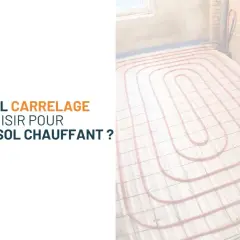 Préparation d'un sol chauffant avant pose de carrelage. Le réseau de tubes roses est prêt à être recouvert.