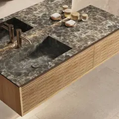 Élégante salle de bain marbre et parquet. Meuble suspendu avec double vasque en marbre sombre, robinetterie dorée et façade en bois texturé.