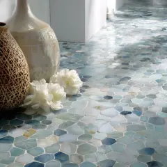 Un sol en pose mosaïque aux tons aquatiques, orné de deux vases et de fleurs blanches.