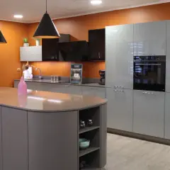 Cuisine moderne avec îlot central gris et armoires bleues claires, parfaite pour rénover une cuisine avec style.