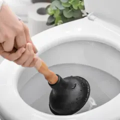 Main tenant utilise une ventouse pour comment deboucher wc.
