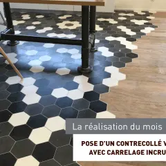Sol avec un mélange de carrelage hexagonal noir, blanc et gris, et de parquet en bois.