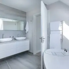 Salle de bain moderne avec double vasque, baignoire îlot et douche vitrée. Une belle idée rénovation salle de bain pour un espace lumineux et épuré.