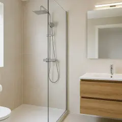Salle de bain moderne avec douche à l'italienne, meuble vasque en bois, miroir et fenêtre. Idéal pour un remplacement baignoire par douche.