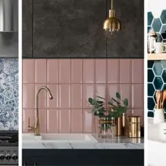 Trois cuisines modernes avec des crédences en faience : motifs bleus, rose pastel et hexagones bleu nuit.