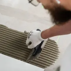 Pose d'enduit pour carrelage au sol. Le temps de séchage carrelage sol est crucial pour une pose réussie.