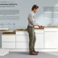 Un homme prépare des légumes dans une cuisine moderne. Le système offre une hauteur de travail personnalisable pour une ergonomie parfaite.