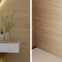 Idée carrelage petite salle de bain : mur texturé imitation bois clair, lavabo rond blanc, robinetterie noire. Ambiance zen et naturelle.