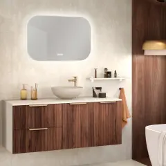 Salle de bain moderne avec meuble vasque en bois, miroir lumineux et baignoire.