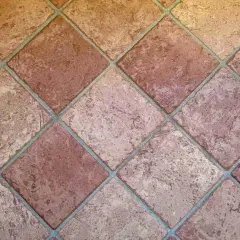 Carrelage mal posé, les carreaux de terre cuite sont de travers, créant un motif irrégulier et déroutant.