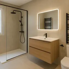 Une salle de bain aménagée moderne avec douche à l'italienne, meuble vasque en bois, miroir lumineux et sèche-serviettes noir.