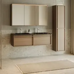 Élégante salle de bain japandi avec double vasque en bois, armoire haute et douche à l'italienne. Ambiance zen et épurée.