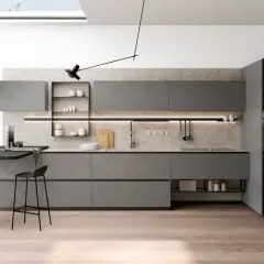 Plan cuisine en L moderne, gris, avec îlot, tabourets et grandes fenêtres.