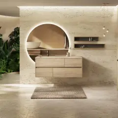 Une salle de bain moderne avec des plantes luxuriantes, un meuble-lavabo suspendu en bois clair et un grand miroir rond éclairé. Une véritable inspiration salle de bain.