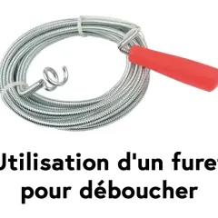 Un furet de plomberie avec une poignée rouge, prêt à déboucher vos canalisations.