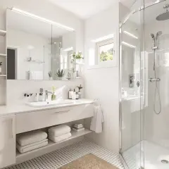 Plan salle de bain 4m2 avec WC : lavabo, douche vitrée, étagères et miroir. Un espace fonctionnel et lumineux.