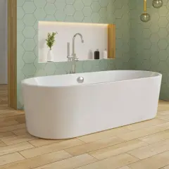 Une élégante baignoire îlot blanche trône sur un parquet en bois clair, sous un mur aux carreaux hexagonaux vert menthe.