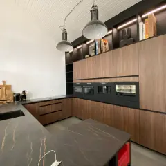 Cuisine salle à manger et salon dans la même pièce. Design moderne avec îlot central, meubles en bois, et électroménagers intégrés.