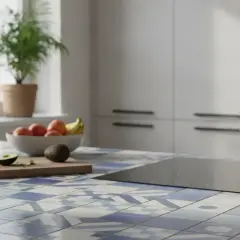 Carrelage d'une maison ancienne rénovée, avec une plaque de cuisson moderne et des fruits frais sur le plan de travail.