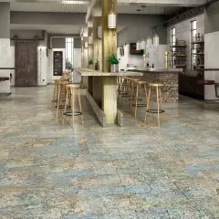 Sol usé et texturé, évoquant le recyclage carrelage, dans un bar industriel avec des tabourets en bois et des banquettes en cuir.