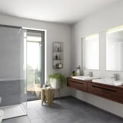 Salle de bain gris clair et gris foncé avec double vasque, douche vitrée et vue sur balcon.