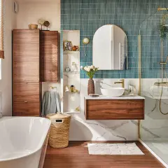 Salle de bain moderne avec baignoire, douche, meuble vasque en bois et carrelage bleu. Des travaux de rénovation réussis pour une ambiance zen.
