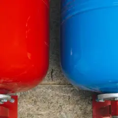 Deux réservoirs, un rouge et un bleu, sont montés sur des supports. Ils semblent prêts à gérer le gonfler vase expansion.