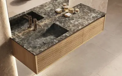 Élégante salle de bain marbre et parquet. Meuble suspendu avec double vasque en marbre sombre, robinetterie dorée et façade en bois texturé.