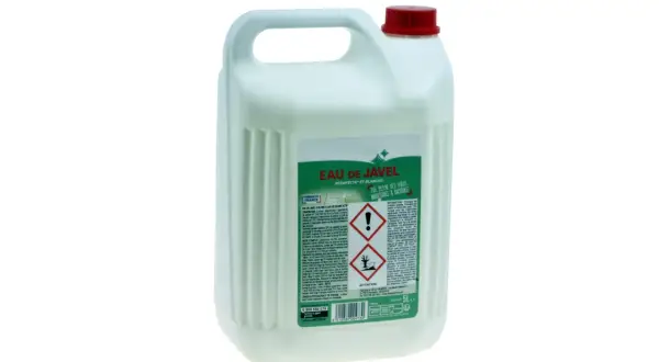Bidon de 5L d'eau de Javel pour désinfecter et blanchir la salle de bain.