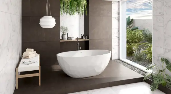Baignoire îlot moderne dans une salle de bain feng shui, avec des plantes luxuriantes et une vue sur le ciel bleu.