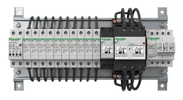 Disjoncteur pour cumulus Schneider, avec plusieurs modules de protection et câblage organisé.