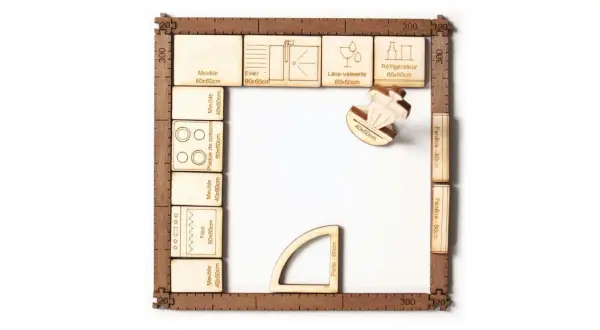 Maquette de disposition cuisine en bois avec meubles, évier, plaque de cuisson, four, lave-vaisselle, réfrigérateur, porte et fenêtres.