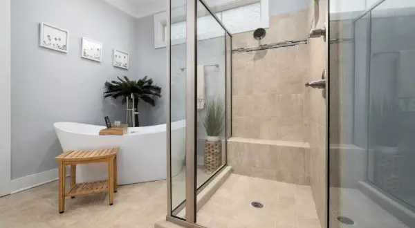 Salle de bain moderne avec baignoire îlot et douche à l'italienne carrelée. Une belle idee salle de bain douche pour un espace zen.