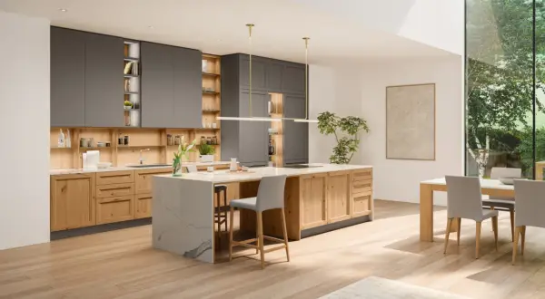 Cuisine moderne avec îlot central en marbre, meubles en bois et gris, et grande fenêtre donnant sur la verdure. Parfaites idées cuisine pour un espace lumineux.