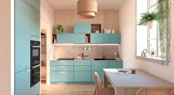 Cuisine bleu pastel et bois, avec des armoires modernes, un plan de travail en marbre, une table en bois et une fenêtre lumineuse.