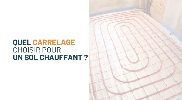 Préparation d'un sol chauffant avant pose de carrelage. Le réseau de tubes roses est prêt à être recouvert.
