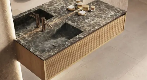 Élégante salle de bain marbre et parquet. Meuble suspendu avec double vasque en marbre sombre, robinetterie dorée et façade en bois texturé.